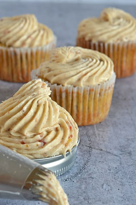 Banana Cream Frosting | This wonderful frosting has a great banana flavor and is amazing on a variety of cakes/cupcakes. Like....spice cake, hummingbird ca Banana Pudding Frosting, Banana Icing Recipe, Banana Buttercream Frosting, Banana Frosting Recipe, Banana Icing, White Frosting Recipe, Baked Banana Chips, Butterscotch Frosting, White Frosting Recipes