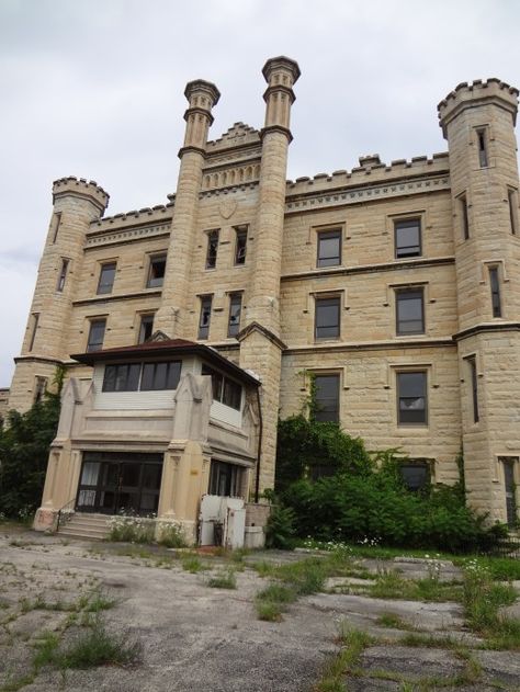 Joliet Prison, Illinois: Guards and staff have reported a singing ghost and a sense of foreboding and dread. Some people have felt cold rushes of air whip past them and being shoved from behind. Joliet Prison, Library Kitchen, Haunted Prison, Abandoned Prisons, Haunted Locations, Joliet Illinois, Creepy Places, Abandoned Asylums, Abandoned Castles