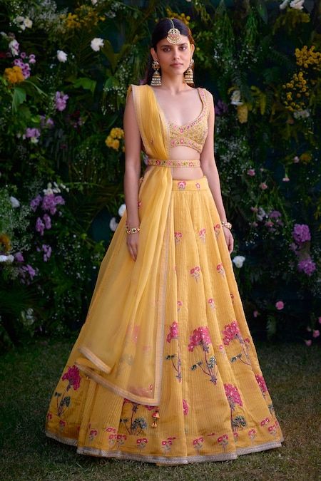 Yellow Bridal Haldi Outfit, Haldi Bridal Saree, Haldi Outfit For Bride Saree, Haldi Lehnga Designs, Haldi Lehenga Designs, Haldi Outfit For Bridesmaid Indian, Yellow Lehenga For Haldi Bride, Haldi Lehenga For Bride, Yellow Lehenga Designs