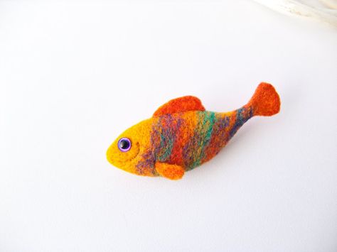 Needle Felting Fish, Felted Fish, Needle Felted Brooch, Felt Fish, Fish Brooch, Needle Felting Diy, Felt Pictures, Fishing Diy, Needle Felting Projects