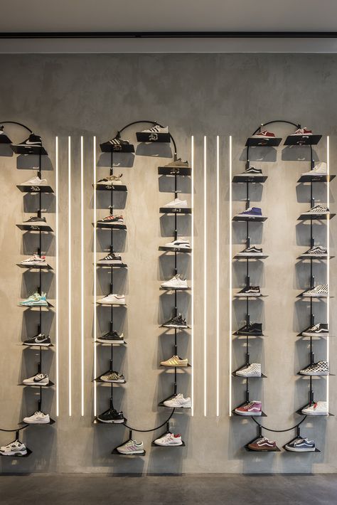 Shoe Displays Retail, Shoes On Shelves, Shoes Boutique Interior Design, Shoe Showroom Display, Display Shoes Store, Shoes Display Retail Store Interiors, Sneaker Shop Interior, Floating Sneaker Display, Sneaker Room Design