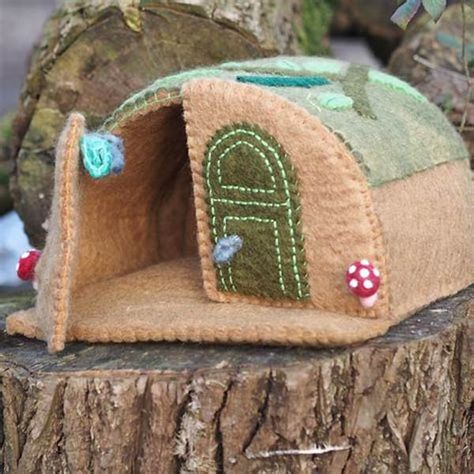 Wool Felt Mouse House Set – Bootyland Kids Felt Plushies, Felt Doll House, Waldorf Art, Felt House, Felt Animal Patterns, Felt Finger Puppets, Mouse House, Cute Sewing Projects, Felt Books