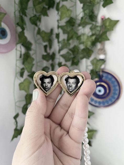 Leave Necklace, Harry Coded, Harry Core, Beads Craft Jewelry, Heart Photo, Different People, Harry Styles Wallpaper, One Direction Harry, Mr Style