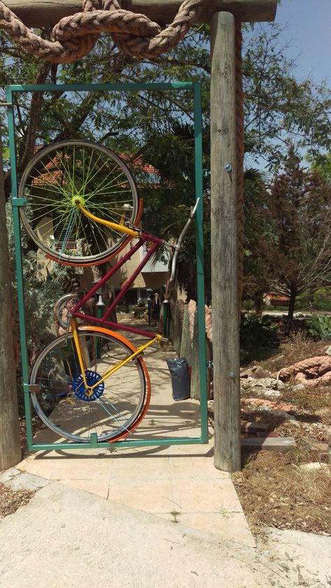 garden gate with old bicycle Old Gates Repurposed, Old Bicycles Ideas Garden Art, Repurposed Bicycle Ideas, Old Bikes In The Garden Ideas, Repurpose Bike Parts, Fish Tank Coffee Table, Yellow House Exterior, Garden Dividers, Bike In Garden Old Bicycle