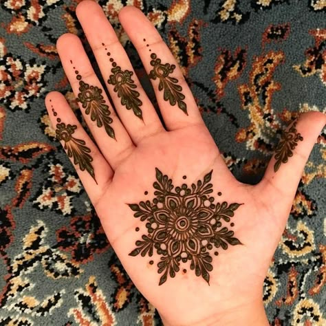 Henna Designs Circle Mandalas, Small Circle Mehndi Designs, Super Simple Henna Designs, Minimal Rangoli Designs, Easiest Mehendi Designs, Simple Finger Henna Designs, Henna On Dark Skin, Modern Henna Design, Back Hand Henna Designs