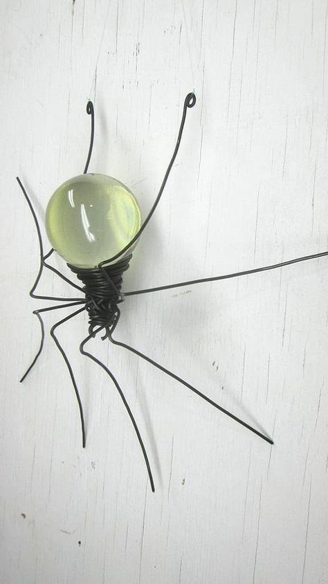 Sun Window, Sun Catcher Window, Luminaire Original, Art Fil, Creepy Spider, Halloween Creepy, Beaded Spiders, Japanese Garden Design, Sculpture Metal