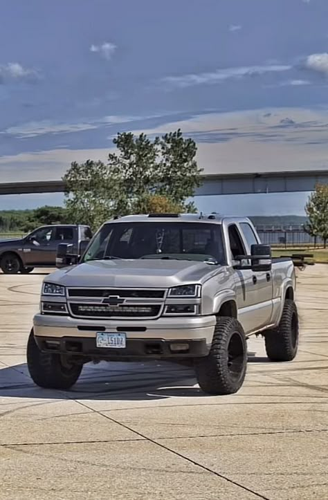 Lbz Duramax Chevy, Cat Eye Chevy Silverado 1500, 2004 Chevy Silverado 2500 Hd, Lifted Truck Wallpaper Iphone, Cat Eye Chevy Silverado, Chevy Cat Eye Truck, Cateye Trucks, Cat Eye Silverado, Cat Eye Truck