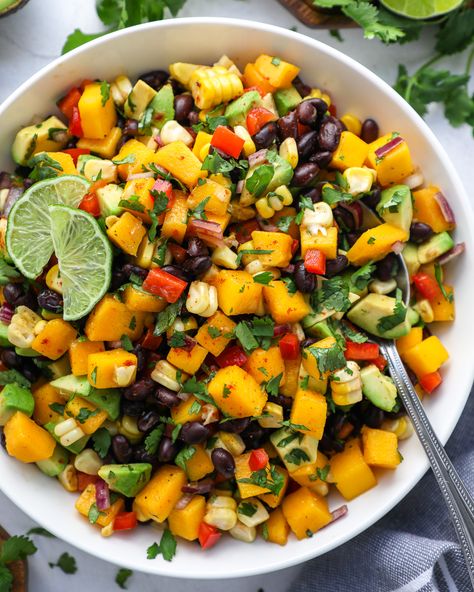 Black Bean Mango Salad Healthy, Mango Avocado Black Bean Corn Salad, Mango Corn Salad, Mexican Mango Salad, Mango Side Dish, Vegan Bbq Ideas, Mango Dishes, Vege Meals, Mexican Sides