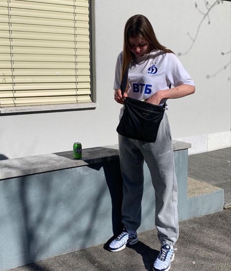 Nike Outfits Aesthetic, Lacoste Outfit, Outfit Nike, Nike Tn, Jordan Shoes Retro, Hijabi Fashion Casual, Trendy Outfits For Teens, Nikes Girl, Air Max Plus