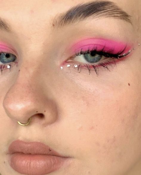 Pink Eyeshadow With Gems, Harry Styles Makeup Concert, Pink Orange Eyeshadow, Pink Rhinestone Makeup, Harry Styles Makeup, Lover Makeup, Gem Makeup, Ideas Maquillaje, Makeup Themes