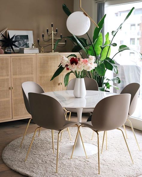 Beige Dining Room, Gubi Beetle Chair, Gubi Beetle Dining Chair, Gubi Chair, Beetle Chair, Dining Interior, Country Dining, Dining Room Inspiration, Dining Areas