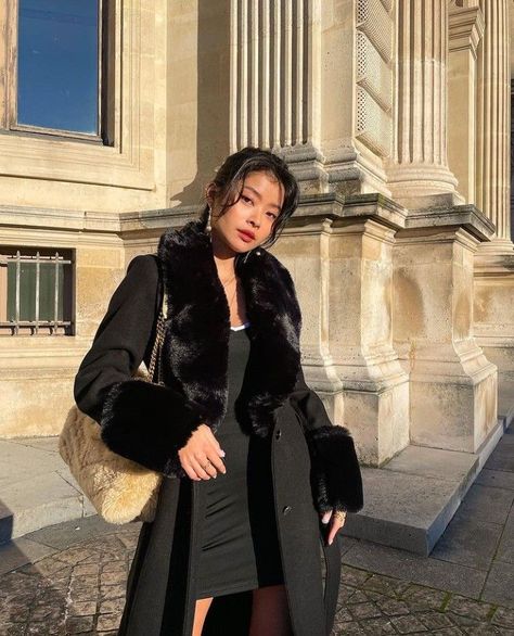 Long Black Fur Coat Outfit, Rich Winter Outfits, Black Fur Coat Outfit Classy, Black Coat Outfit Winter Classy, Black Coat Outfit Winter, Caroline Hu, Faux Fur Coats Outfit, Black Coat Outfit, Ysl Shoulder Bag