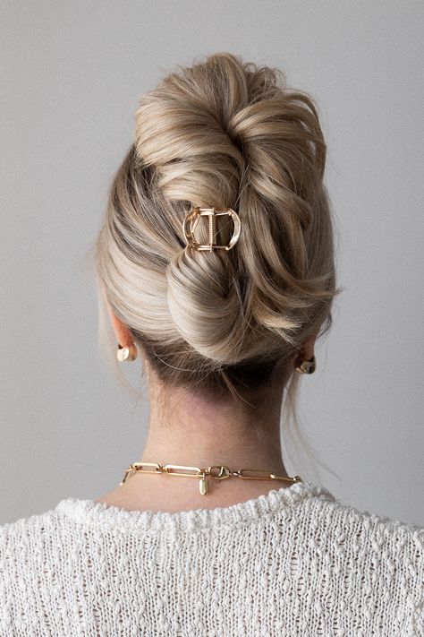 Updo Using Claw Clip, Clip Updos For Long Hair, Sophisticated Hairstyles Medium, Wedding Claw Clip Hairstyles, Updos With Claw Clips, Fancy Claw Clip Hairstyles, Updo With Claw Clip, Claw Hair Clip Hairstyles, Claw Clip Hairstyles Medium Hair