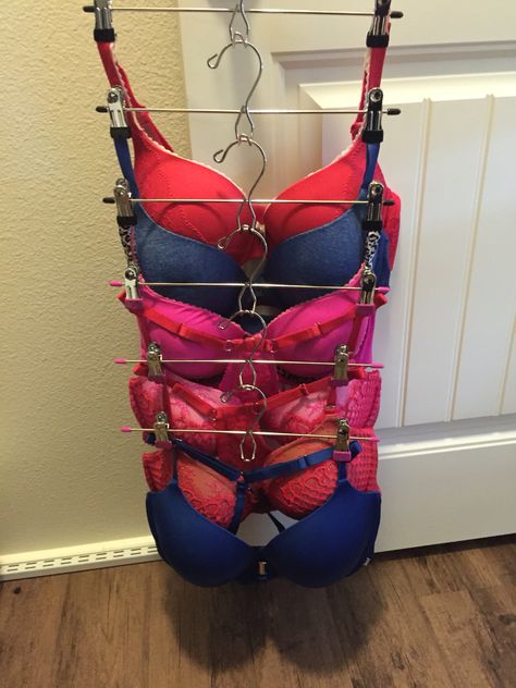 Using pant hangers to hang bras. Bedroom Drawer Organizer, Closet Storage Ideas, Dorm Closet, Bra Organization, Vanity Closet, Bra Storage, Best Closet Organization, Organizing Clothes, Old Bras