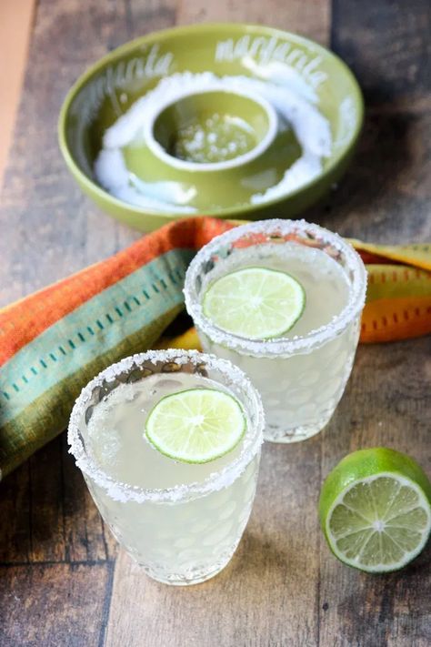 Prosecco Margarita Cocktail Prosecco Margarita, Sparkling Margarita, Recipe For Teens, Margarita Mix, Classic Margarita, Margarita Cocktail, Summer Cocktail, Margarita Recipes, Alcohol Drink Recipes