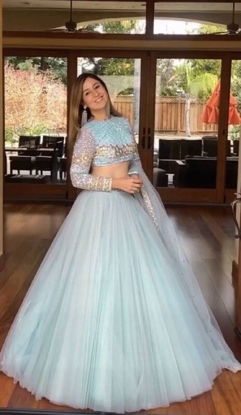 Bridesmaid Lehengas, Lehenga Bridesmaid, Heavy Lehenga, Lehenga Bridal, Indian Lehenga Choli, Outfits Indian, Wedding Lehengas, Party Wear Lehenga Choli, Floral Skirts