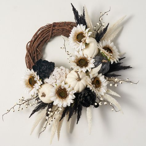 Available in: 24" Diameter x 7" Deep Indoor Use, Outdoor Covered Use Lifelike Floral & Botanical Designed, Handcrafted in Ohio Welcome cooler days and cozy fall evenings. Display this beautiful wreath on your front door, wall or above the mantle in your home for all of your guests and loved ones to see. The Fall season is a splendid time of year to spruce up your home with a beautiful new wreath. Darby Creek wreaths also make a beautiful and unexpected gift so give the gift of chic style this Fa Black Flower Wreath, Black And Beige Fall Decor, Black Wreaths For Front Door, Modern Fall Wreaths For Front Door, Wreath Ideas Year Round, Rustic Wreath Ideas, Wire Wreath Ideas, Farmhouse Wreaths For Front Door, Rope Wreaths