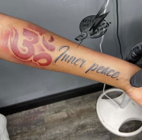 Outer Arm Tattoos For Women, Outer Forearm Tattoos Women, Cute Name Tattoos, Black People Tattoos, Outer Forearm Tattoo, Dragon Tattoo For Women, Neck Tattoos Women, Books Open, Black Girls With Tattoos