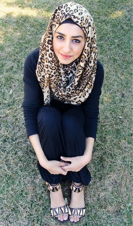 cute cheetah print........<3 Leopard Hijab, Hijab Collection, Hijab Trends, Muslim Women Fashion, Hijab Outfits, Hijabi Style, Style Hijab, Beautiful Muslim Women, Hijab Chic