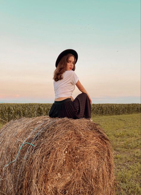 Hay rolls photoshoot Hay Rolls Photoshoot, Hay Bales Photoshoot, Hay Bale Pictures, Hay Bale Photoshoot, Straw Bale, Hay Bales, Birthday Shoot, Outdoor Photoshoot, Photoshoot Inspo