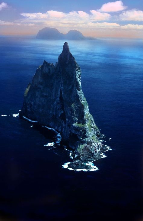 Ball's Pyramid, Lord Howe Island, Australia, the tallest volcanic seastack in the world #travel #places Palau, Beautiful Places In The World, Alam Yang Indah, Reykjavik, Vanuatu, Places Around The World, Laos, Beautiful World, Pyramid