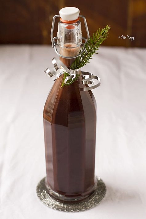 Homemade chocolate liqueur Alcoholic Candy Recipes, Homemade Liqueur Recipes, Homemade Alcohol, Homemade Liquor, Liquor Recipes, Liqueurs Recipes, Kitchen Magic, Homemade Wine, Chocolate Liqueur