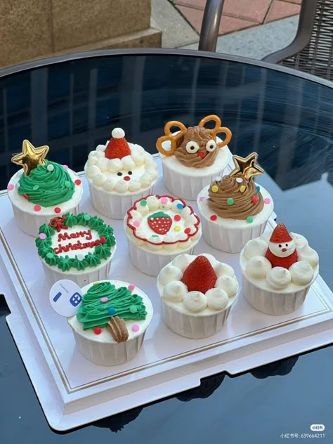 Christmas Themed Cake, Christmas Pastries, Dessert Cups Recipes, Xmas Desserts, Sweet Cafe, Cake Cafe, Cookie Bakery, Cupcake Cake Designs, Xmas Cake