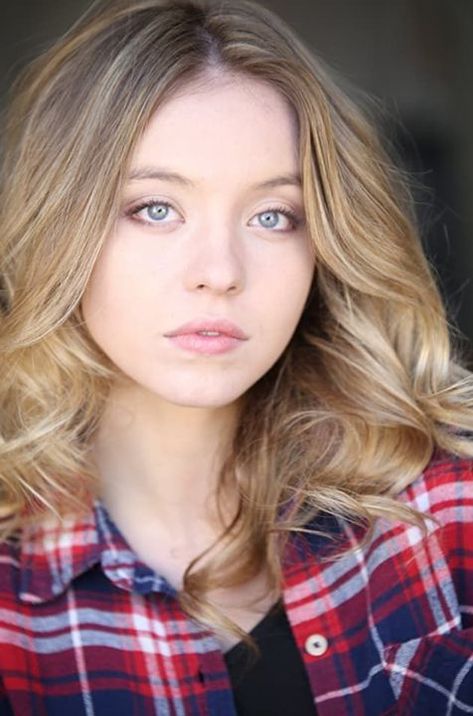 Face Claims 2 - Sydney Sweeney - Wattpad Poses Headshot, Celebrity Headshots, Headshot Makeup, Model Headshots, Studio Headshots, Headshots Women, Headshot Poses, Actor Headshots, Sydney Sweeney