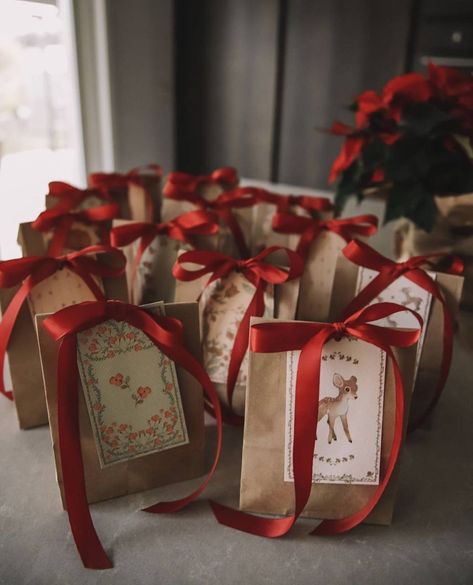 Christmas Small Present Ideas, Christmas Give Aways Diy Gift Ideas, Little Christmas Gifts, Christmas Goodie Bags, Girly Christmas Gifts, Gift Bag Ideas, Christmas Gift Packaging, Small Christmas Gifts, Gift Wrapping Inspiration