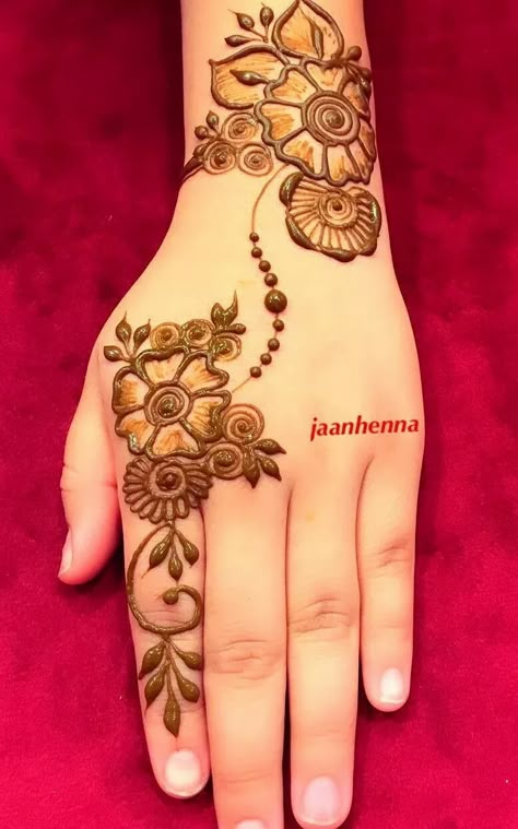 Aesthetic Minimal Mehndi, Minimal Mehndi Design, Minimal Mehndi, Kids Henna, Short Mehndi Design, Latest Mehndi Design, New Mehndi Design, Simple Mehendi Designs, Mehndi Designs Fingers