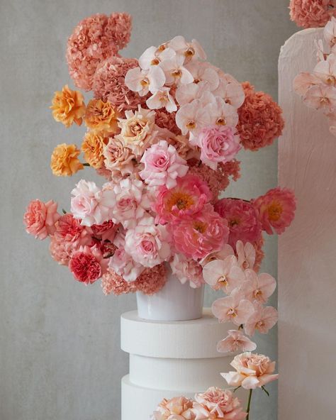 Pergola Decor Ideas, Witchy Room Aesthetic, Pergola Decor, Pergola Design Ideas, Coral Party, Pumpkin Floral Arrangements, Orange And Pink Wedding, Pink Flower Arrangements, Orange Bouquets