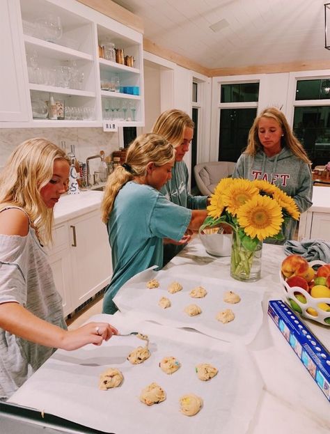 Fun Sleepover Ideas, Best Friend Photoshoot, Best Friend Photos, Summer Plans, Cute Friend Pictures, Summer Goals, Summer Friends, Bff Goals, Bestie Goals