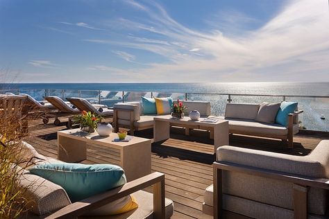 Truro Beach House by Jill Neubauer Architects | 1 Kindesign...over looking Cape Cod Bay House Rooftop Deck, Beach House Rooftop, House With Rooftop Deck, House With Rooftop, Modern Beach House Design, House Rooftop, Cape Cod Beach House, Cozy Beach House, Contemporary Deck