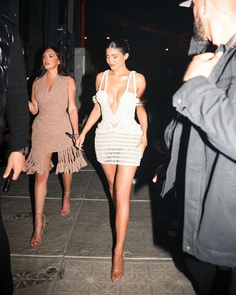 Kylie Jenner Maxi Dress, Kylie Jenner Club Outfit, Kylie Jenner Birthday Outfit, Kylie Jenner Fashion Week, Kylie Jenner And Stassie, Balmain Fashion Show, Kylie Jenner Dress, Kylie Jenner Birthday, Kylie Jenner News