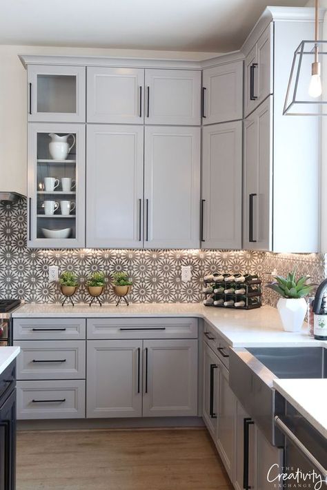 Kitchen cabinets painted with Benjamin Moore Shale Benjamin Moore Shale, Kitchen Cabinets Painted, Kitchen Cabinet Trends, Серая Кухня, Cabinets Painted, Refacing Kitchen Cabinets, Kitchen Glass, New Kitchen Cabinets, Classic Kitchen