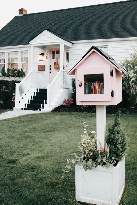 Declutter Books, Pink Front Door, Nesting With Grace, Home Exterior Makeover, Exterior Makeover, Home Exterior, Casa Exterior, House Roof, Pink Houses