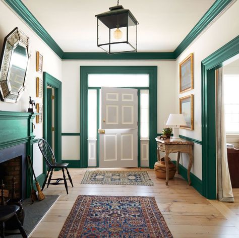 White walls with Trim being the accent.  I like it! Dark Trim Green Walls, White Walls Blue Trim Kitchen, White Wall Green Trim, Green Trim And Doors Interior, Hallway Contrast Trim, White Walls Colored Trim Living Room, Green Trim Green Walls, Black And White Trim Interior, Bold Trim Paint Colors