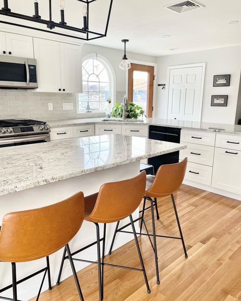 Salinas Granite Countertops, Salinas White Granite Kitchen, Salinas White Granite, Black And White Granite Countertops, Bright Kitchen Design, White Cabinets Black Hardware, Cabinets With Black Hardware, Beach Townhouse, Off White Kitchen Cabinets