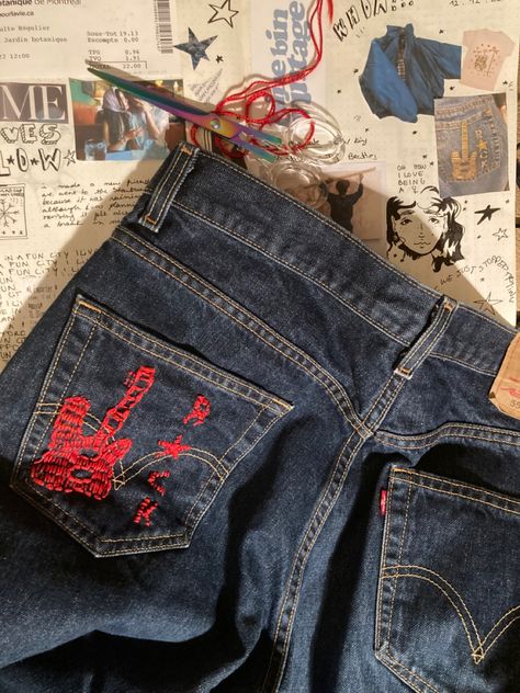 Jean Modification, Back Pocket Painting Jeans, Broderie Aesthetic, Jean Pocket Embroidery, Stitching On Jeans, Customizing Jeans, Jeans Pocket Design, Patched Jeans Diy, Jeans Stitching