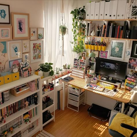 Vintage Decor Office, Art Studio Setup Ideas, Artist Desk Ideas, Cottage Core Gaming Set Up, Art Studio At Home Small Spaces, Artistic Bedroom Ideas, Craft Room Aesthetic, Art Desk Ideas, Craft Room Set Up