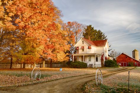 Vintage Cottagecore House Exterior, Southern Cottagecore, Tis Autumn, Orange Farm, Old Farm Houses, Dirt Road, Farmhouse Exterior, Fall Pictures, Autumn Cozy