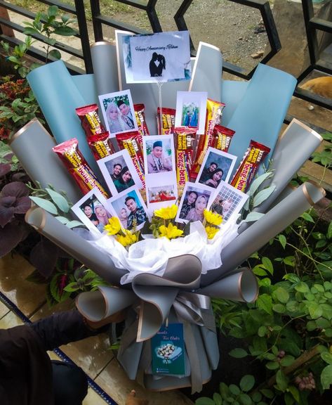 Snack Beng" dn foto polaroid uk 2R Bucket Beng Beng, Bucket Polaroid, Buket Graduation, Bouquet Diy Gift, Birthday Room, Birthday Room Decorations, Diy Gifts For Him, Diy Bouquet, Room Decorations