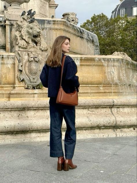 Navy And Brown Aesthetic, Camille Pidoux Style, Brown Handbag Outfit, Fall Fits, Navy And Brown, Autumn Outfit, 가을 패션, Casual Style Outfits, Looks Style