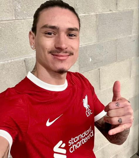 darwin nunez hair down cute hot football icon soccer pfp darwizzy meme hair down benfica Soccer Pfp, Liverpool Football Team, Darwin Nunez, Liverpool Players, Liverpool Fans, Tottenham Hotspur Fc, Football Icon, Soccer Funny, Soccer Goal