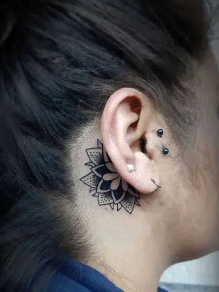 Mandala Behind The Ear Tattoo Wrist Mandala, Mandala Hip Tattoo, Mandala Thigh Tattoo, Small Mandala Tattoo, Mandala Hand Tattoos, Unusual Tattoo, Tattoo Wrist, Trendy Tattoo, Tattoos Skull