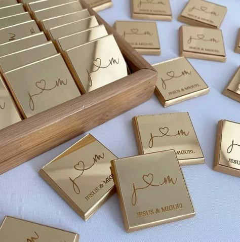 Wedding Party Favors Chocolate, Wedding Favors For Guests 2023, Wedding Favor Design, Chocolate Souvenirs Wedding, Reception Area Design Wedding, Chocolate Design For Engagement, Customized Wedding Favors, Wedding Bomboniere Ideas, Wedding Guest Thank You Gifts