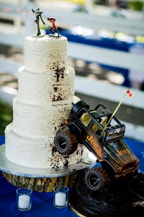 18 Themed Groom's Cakes That Are Anything But Boring | HuffPost Life Dried Fruit Cake, Grooms Cake Tables, Car Themed Wedding, Jeep Wedding, Jojo Wedding, Western Birthday Cakes, Groom Cakes, Wedding Foods, Country Wedding Cakes