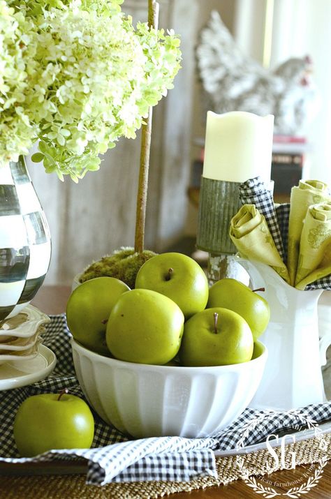 Apple Centerpieces, Deco Fruit, Apple Kitchen Decor, Kitchen Vignettes, Diy Apple, Large Glass Jars, Red Pear, Farmhouse Centerpiece, Apple Decorations