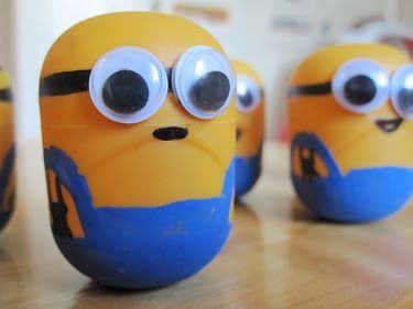 Minions Made From Kinder Surprise Containers Minion Craft, Tooth Fairy Box, Egg Container, Minion Birthday, Minion Party, Surprise Egg, Crochet Bee, Ways To Recycle, Egg Crafts