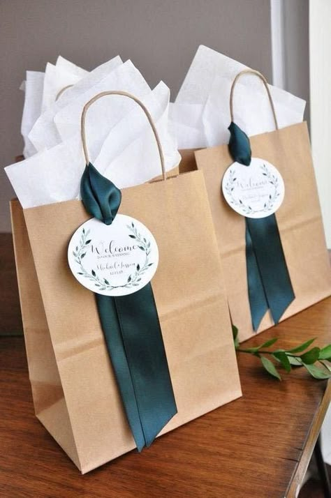 10 Crafty Ways To Hang Gift Tags on Party Gifts | Gift Elements SG Joululahjat Diy, Săpunuri Handmade, Gift Bag Ideas, Gift Wrapping Techniques, Gift Wrapping Inspiration, Welcome Bag, Gifts Wrapping Diy, Wedding Welcome Bags, Creative Gift Wrapping